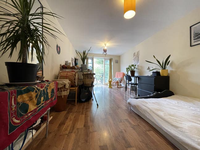 Bright room to sublet in Seven Sisters  Main Photo