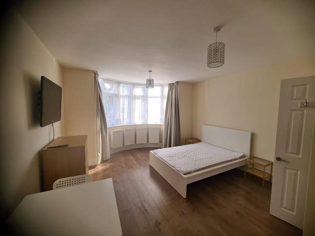Large studio flat with separate kitchen Main Photo