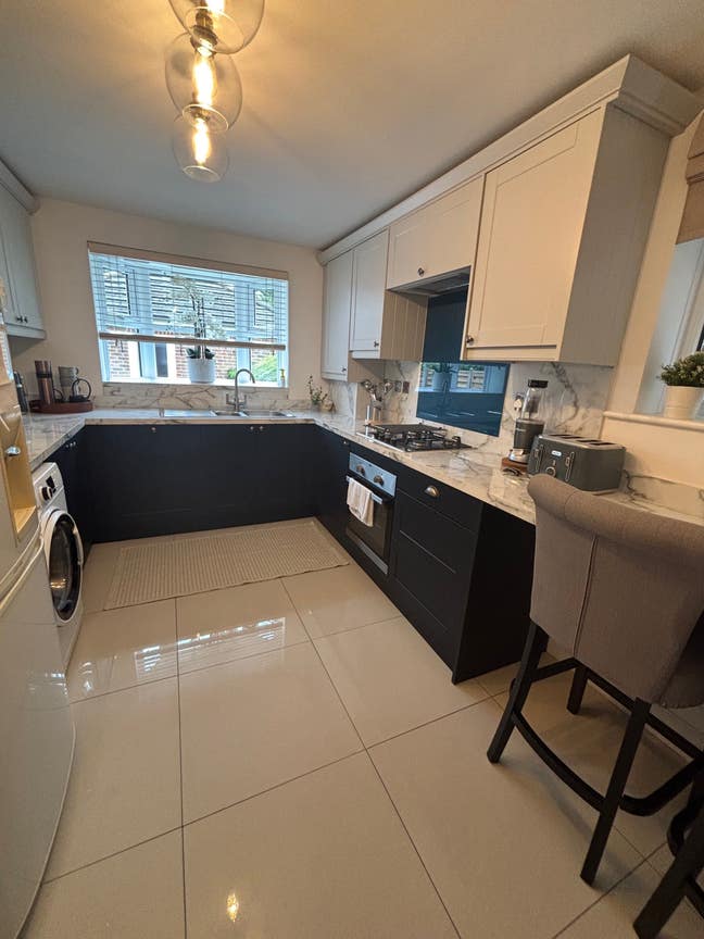 Beautiful detached 3 bedroom house near Gatwick Main Photo