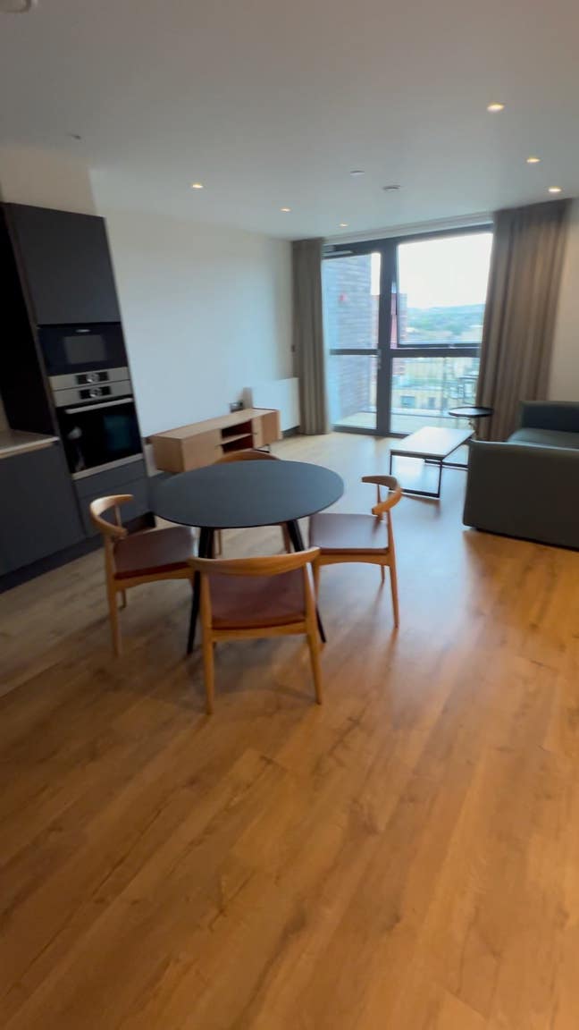 Bright room in modern 2B2B apartment Main Photo