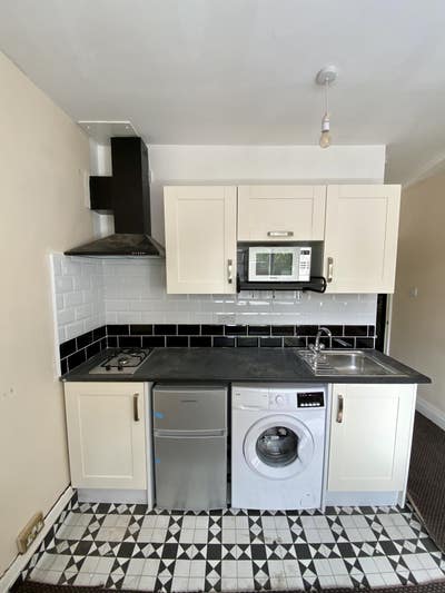 Compact studio flat for one Main Photo