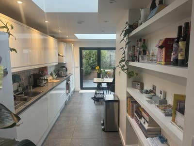 Large Double Room in Renovated Stratford House Main Photo