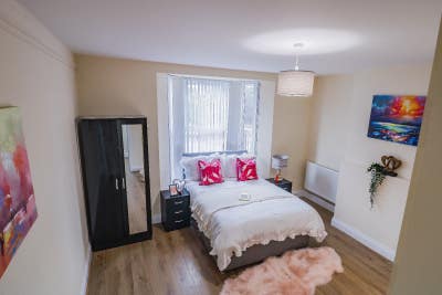 Refurbished en-suite and  another 3 bedroom flat Main Photo