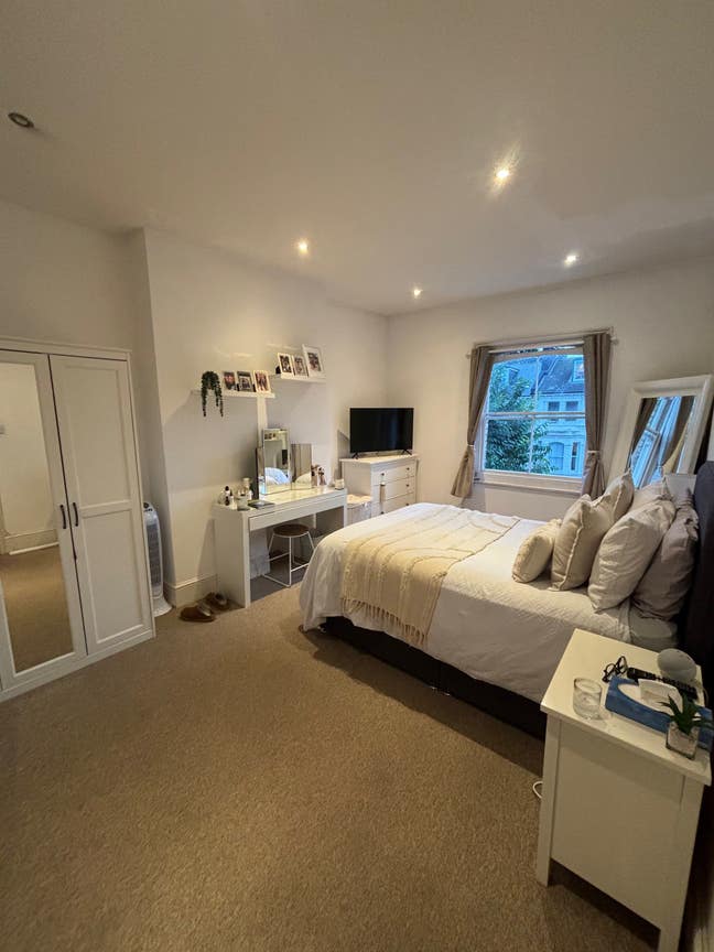 Double bedroom with 3 female professionals Main Photo