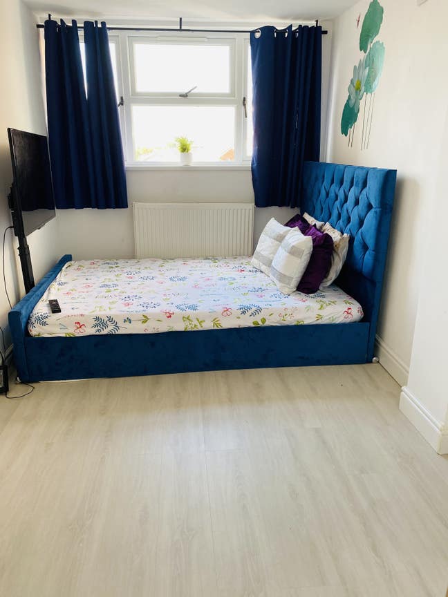 En-suite modern double room with parking  Main Photo