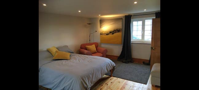Double room in a friendly spacious home. Main Photo