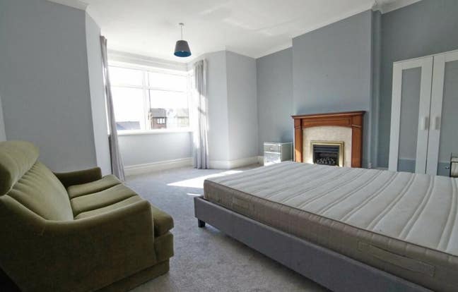 Large double room to rent. Main Photo