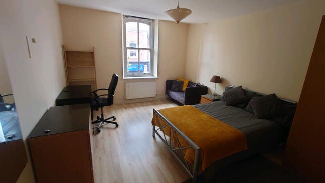 All bills included - Modern Town centre flat Main Photo