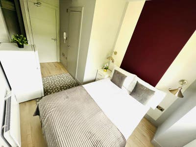 Bright Furnished Double Ensuite Room in Mitcham  Main Photo