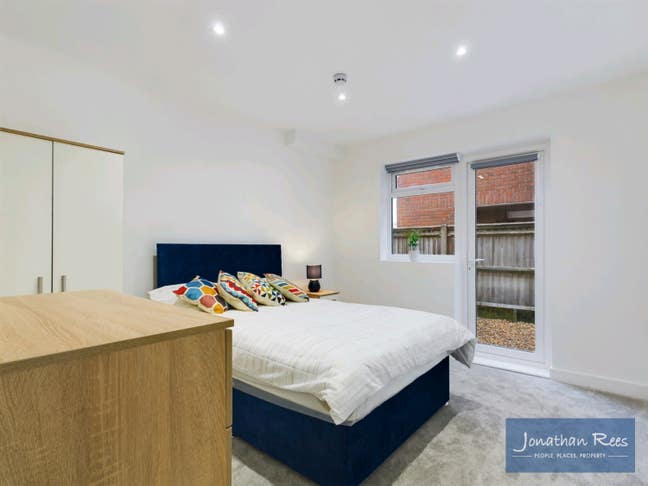 Spacious Double room for single occupiers  Main Photo