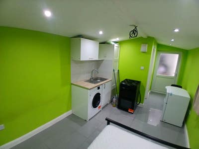 Studio With BILLS INC. Near Tooting in Mitcham Main Photo