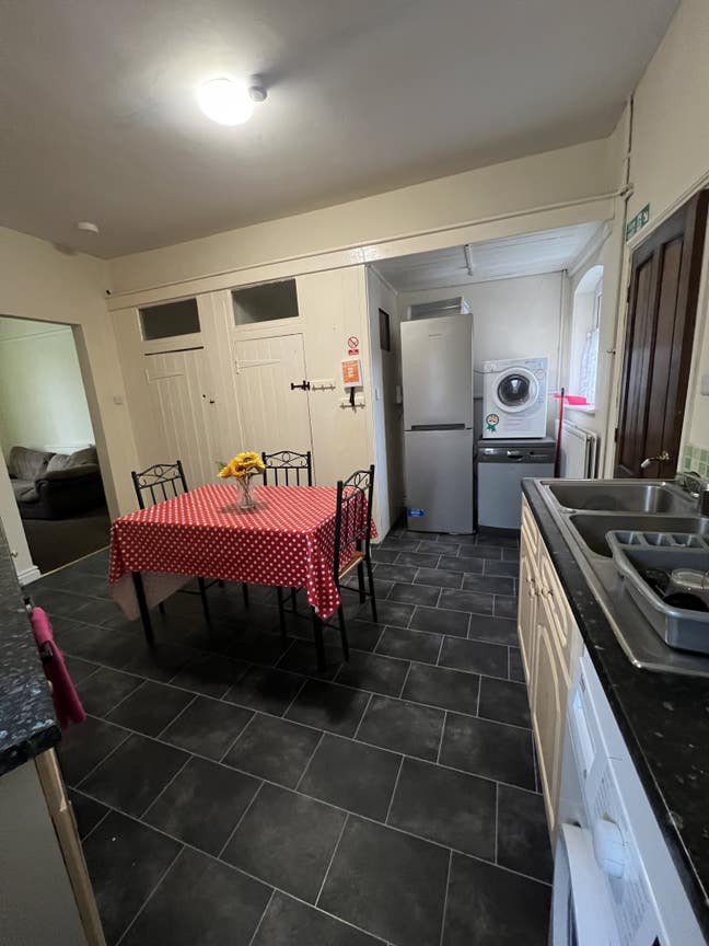 ***Lovely Room in Goldenhill. ** Main Photo