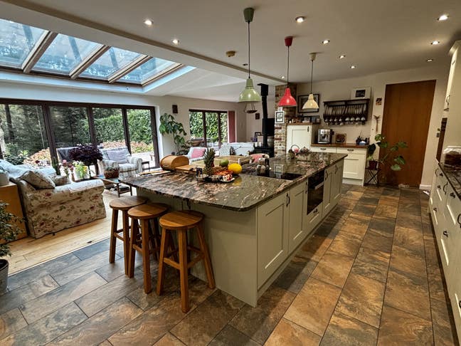 2 double en-suites in large, friendly house Main Photo