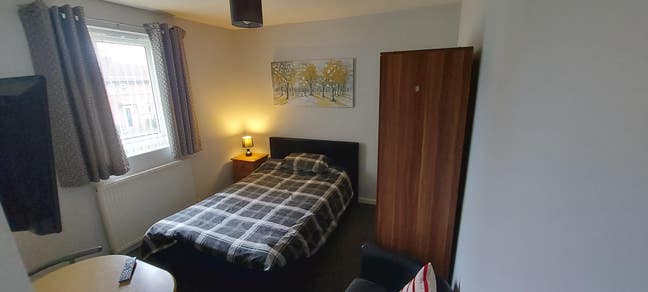 Double en-suite with  private kitchen, bills incl Main Photo