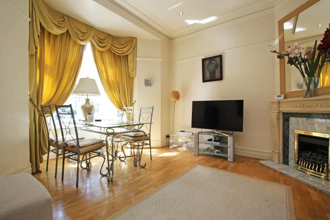 Double room offer 4 rent in 2 bed flat in CHELSEA! Main Photo
