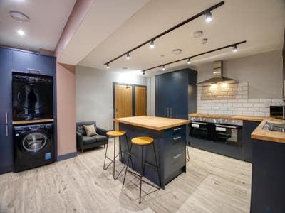 En-Suite Room, Bills Inc. — Town Centre Main Photo