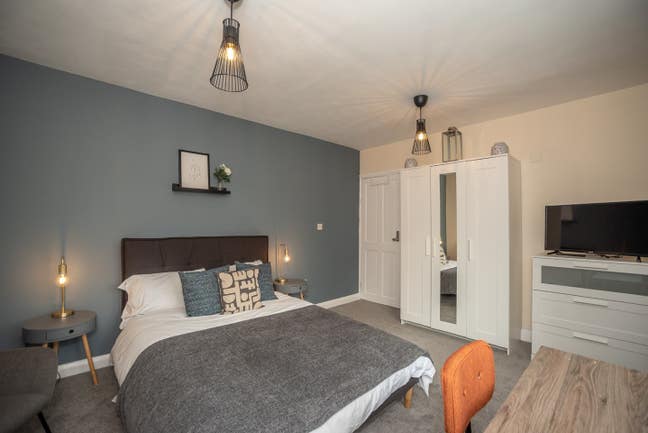 Luxury Double Bedroom in a Professional Houseshare Main Photo
