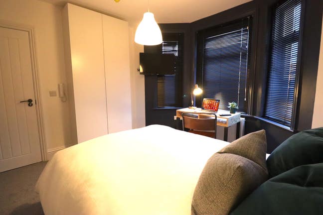 Professional | En-suite & kitchenette | Ashley X Main Photo