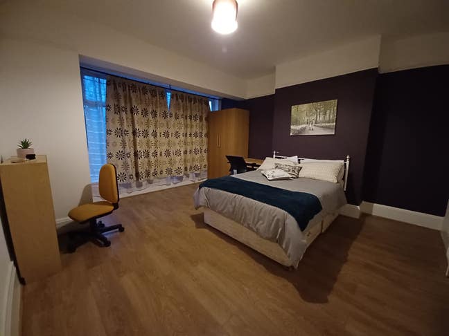 Home near city centre & train station  Main Photo