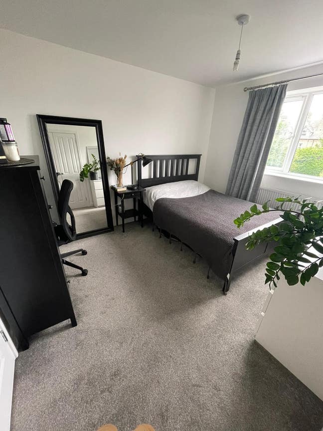 Beautiful ensuite room next to station Main Photo