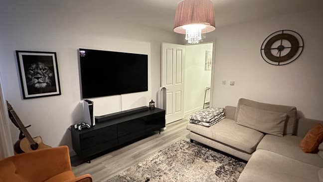 Double room, full sky TV, movies, private parking Main Photo