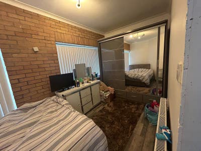 Spacious double room available  Main Photo