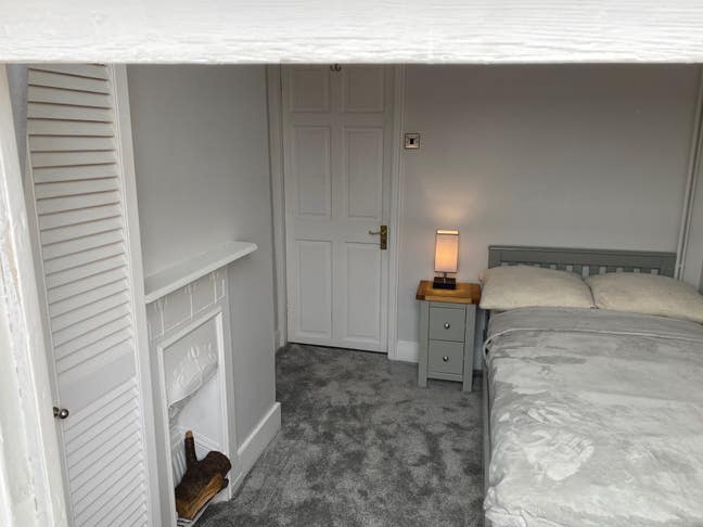 Cool Room , Cool House , Cool Housemates. Main Photo