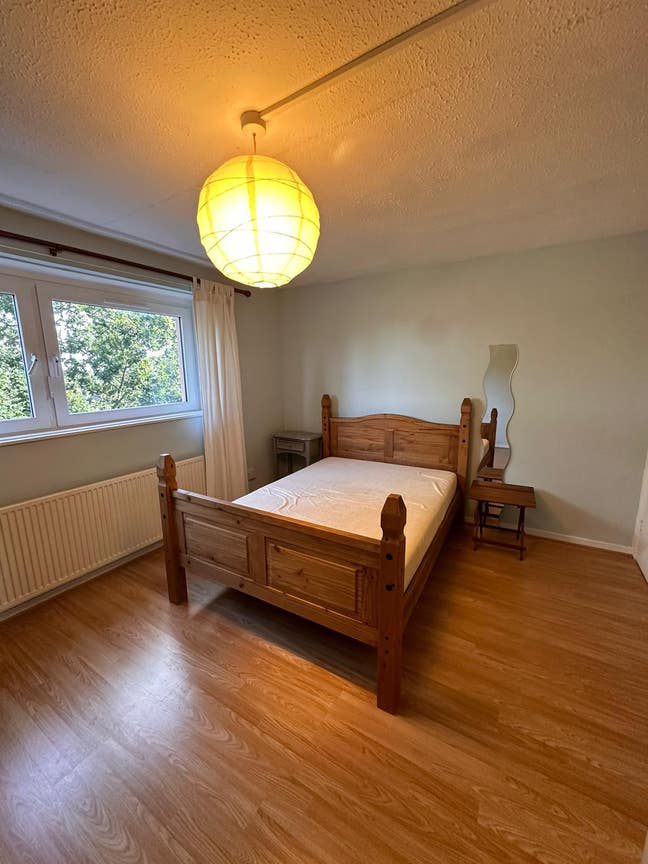 1 Large rooms to share for a girl,  Main Photo