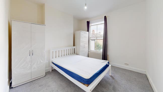 Spacious Double Room in House Share, N17  Main Photo