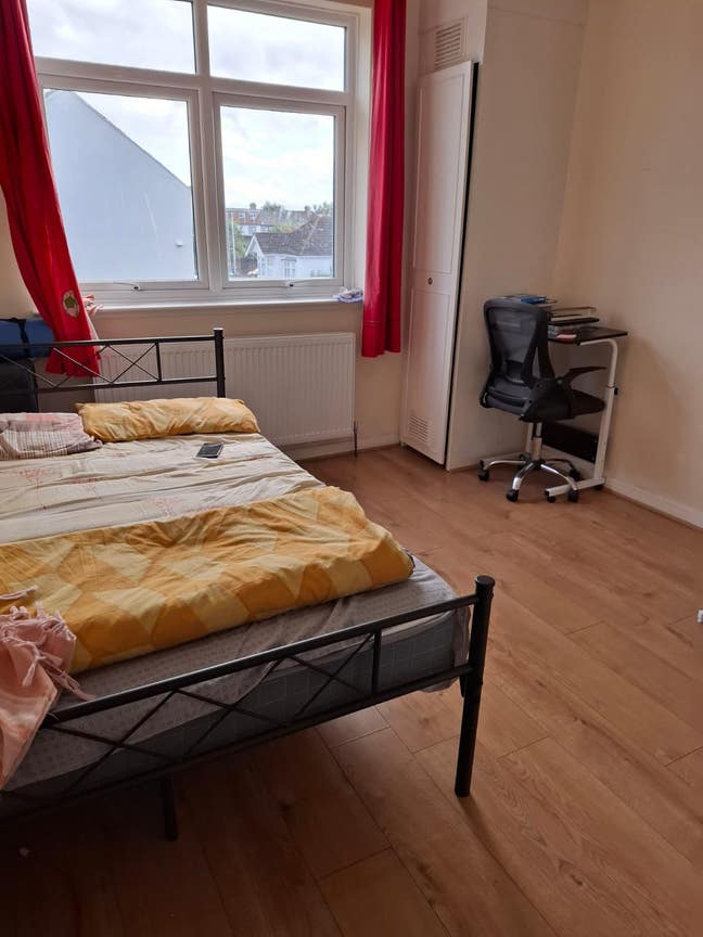 Room available in 2 bed room flat for sharing. Main Photo