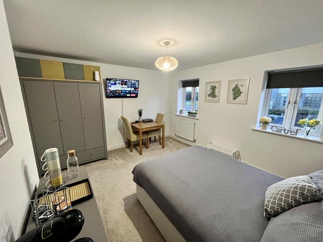 Double Room Available – Clean, Quiet Home Main Photo