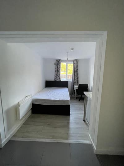 Double En-Suite - Walking Distance to the Hospital Main Photo
