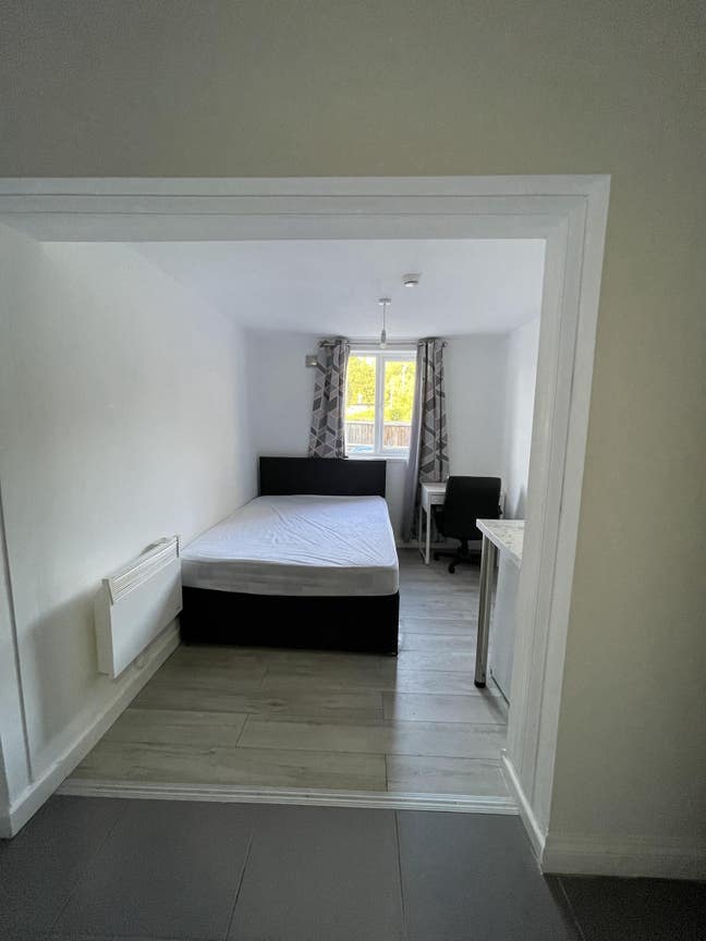 Double En-Suite - Walking Distance to the Hospital Main Photo