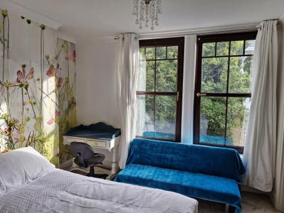 Double room with ensuite bathroom in family home Main Photo