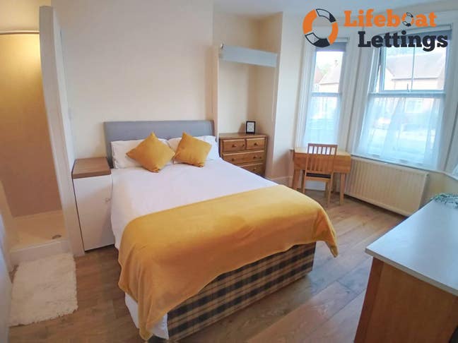 Furnished ensuite double bedroom Main Photo
