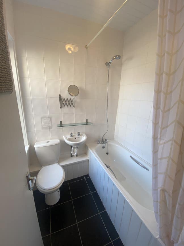 Lovely double room with en-suite Main Photo