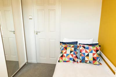Single bedroom at Magnolia House near QEH  Main Photo