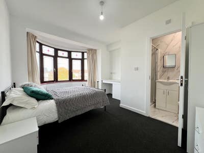 EN-SUITE +Lounge Room  - 5 mins walk from station  Main Photo
