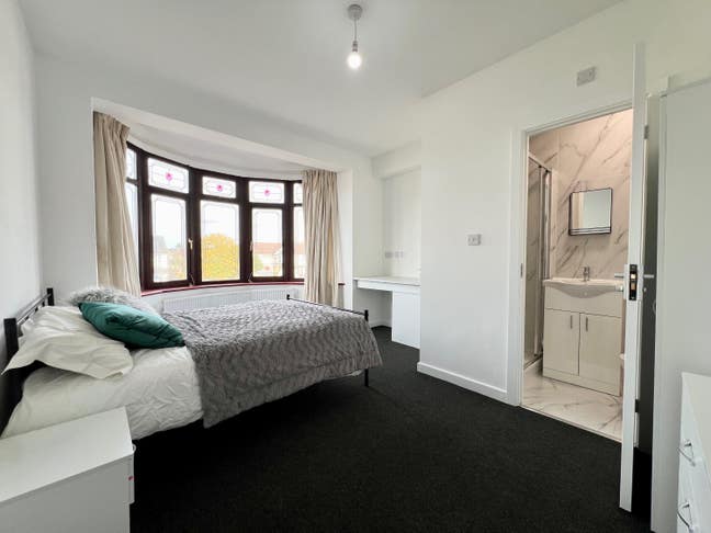EN-SUITE +Lounge Room  - 5 mins walk from station  Main Photo