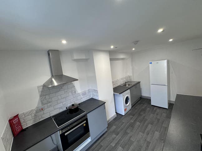 Newly Refurbished Town Centre House Share Main Photo