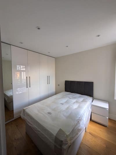 Double room in spacious 3 bed Chiswick flat Main Photo
