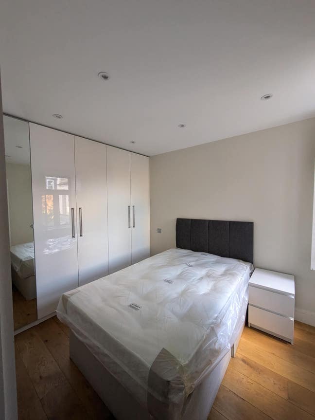 Double room in spacious 3 bed Chiswick flat Main Photo
