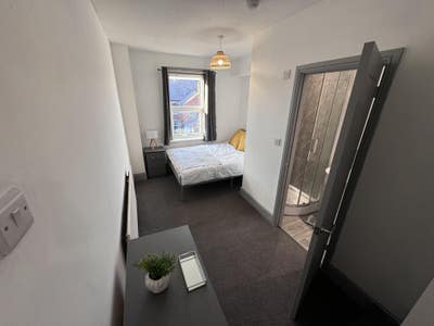 Large Newly Refurbished House Town Centre Main Photo