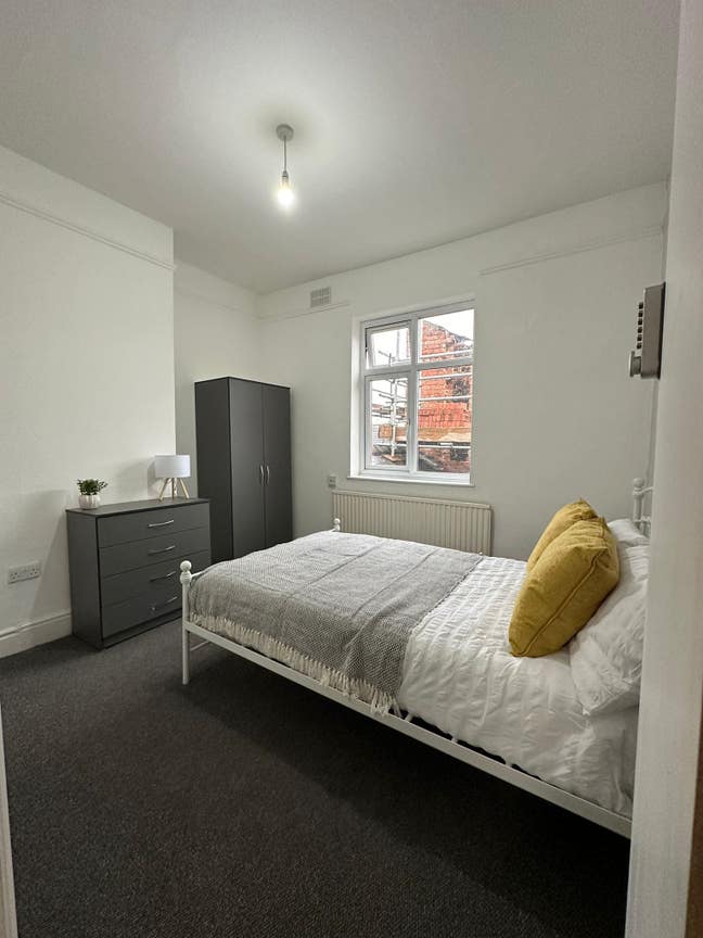 Newly Refurbished House Town Centre Main Photo