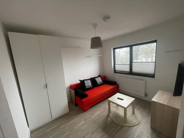 Spacious double room in a fully refurbished house Main Photo