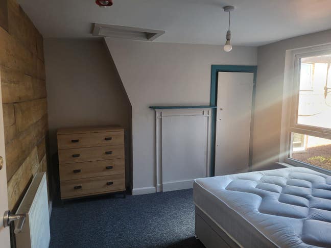 Fully refurbished room close to town centre  Main Photo