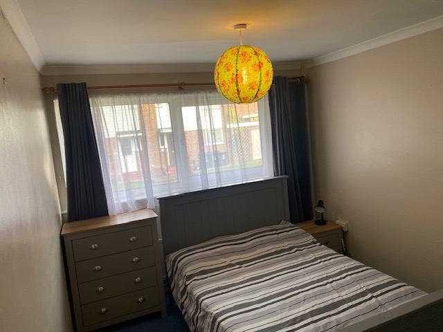 Spacious 2 bedroom Flatshare  Available till 6 Jan Main Photo