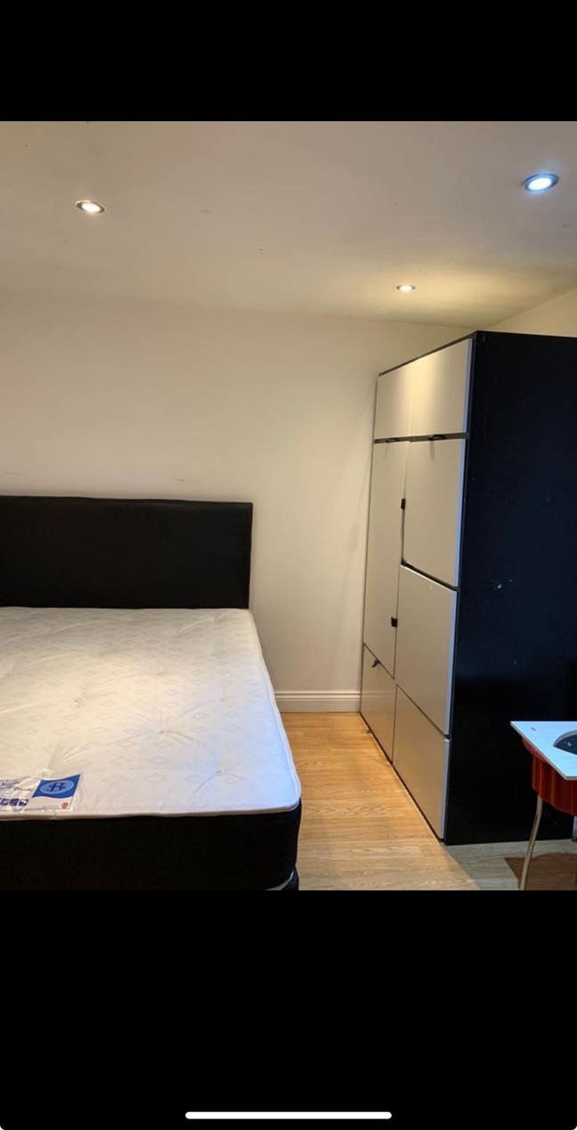 20 mins walk from UHCw Main Photo