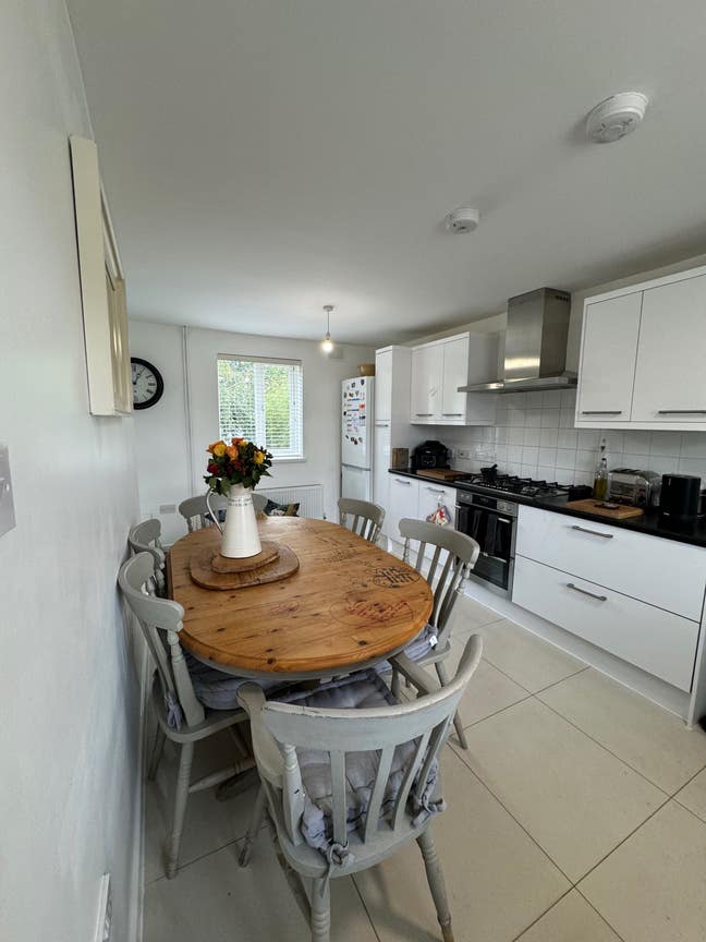 Smart Double bedroom a short walk to Woking TC Main Photo