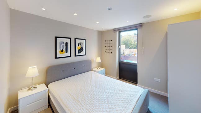 Amazing En-suite in a 2 bed flat near E&C Main Photo